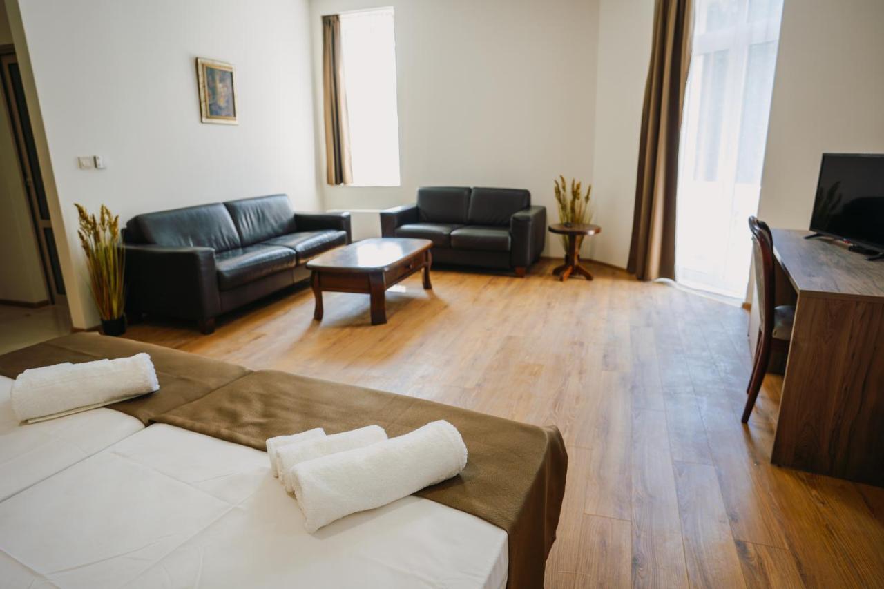 Хотел Театъръ Hotel Pleven ภายนอก รูปภาพ