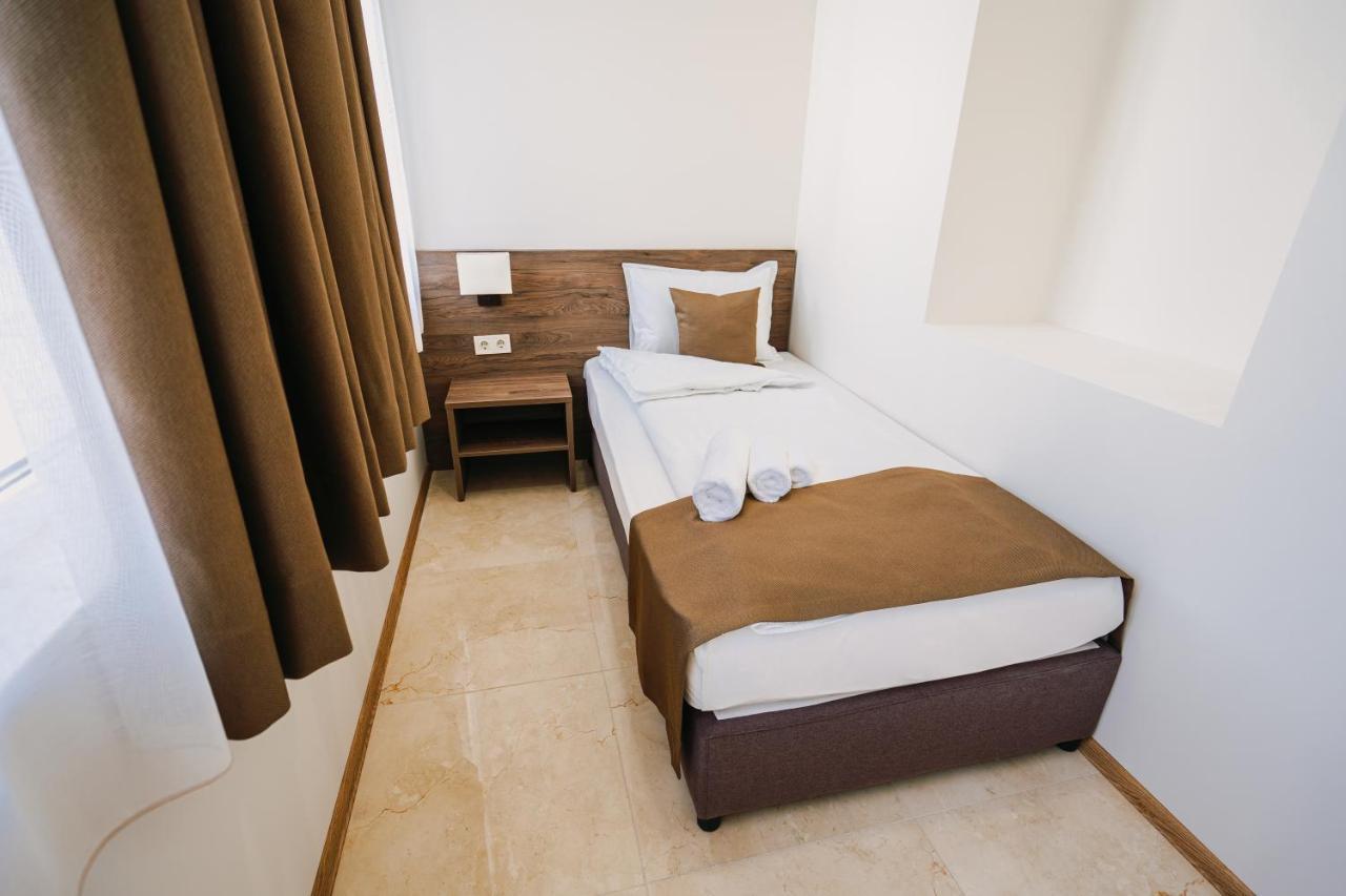 Хотел Театъръ Hotel Pleven ภายนอก รูปภาพ