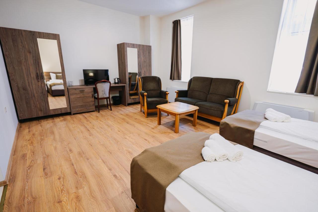 Хотел Театъръ Hotel Pleven ภายนอก รูปภาพ