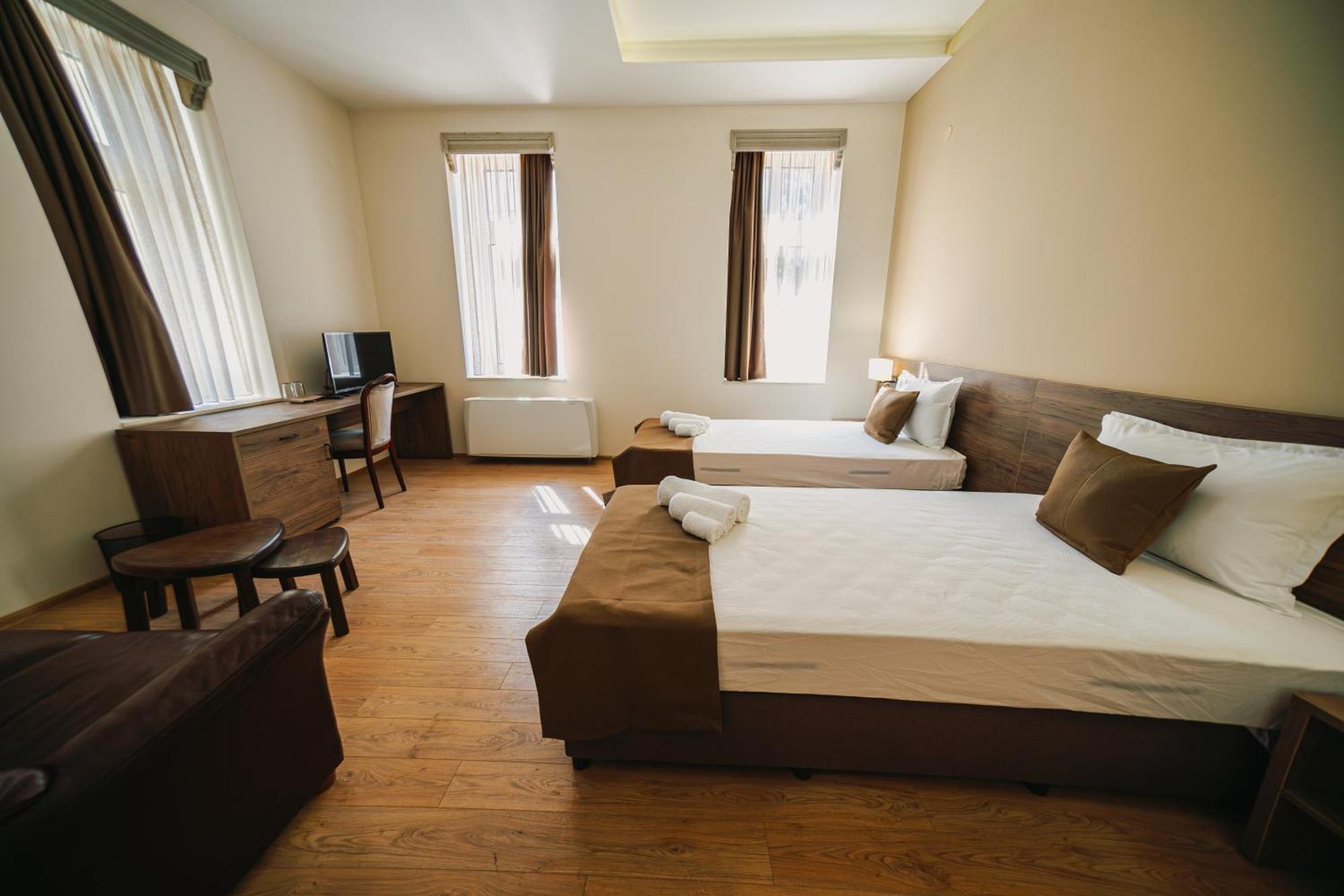 Хотел Театъръ Hotel Pleven ภายนอก รูปภาพ