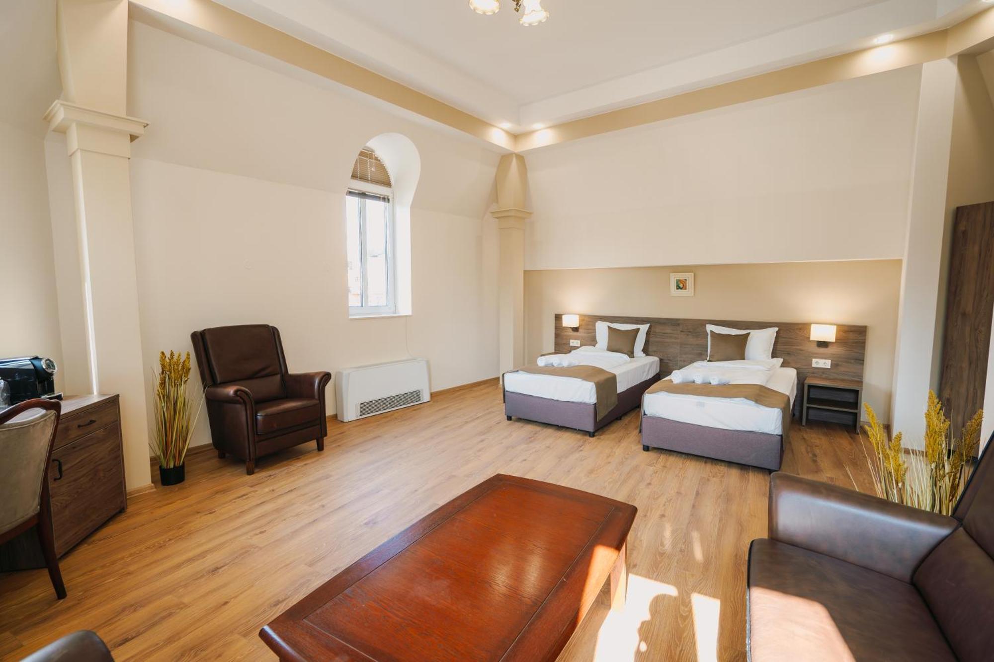 Хотел Театъръ Hotel Pleven ภายนอก รูปภาพ