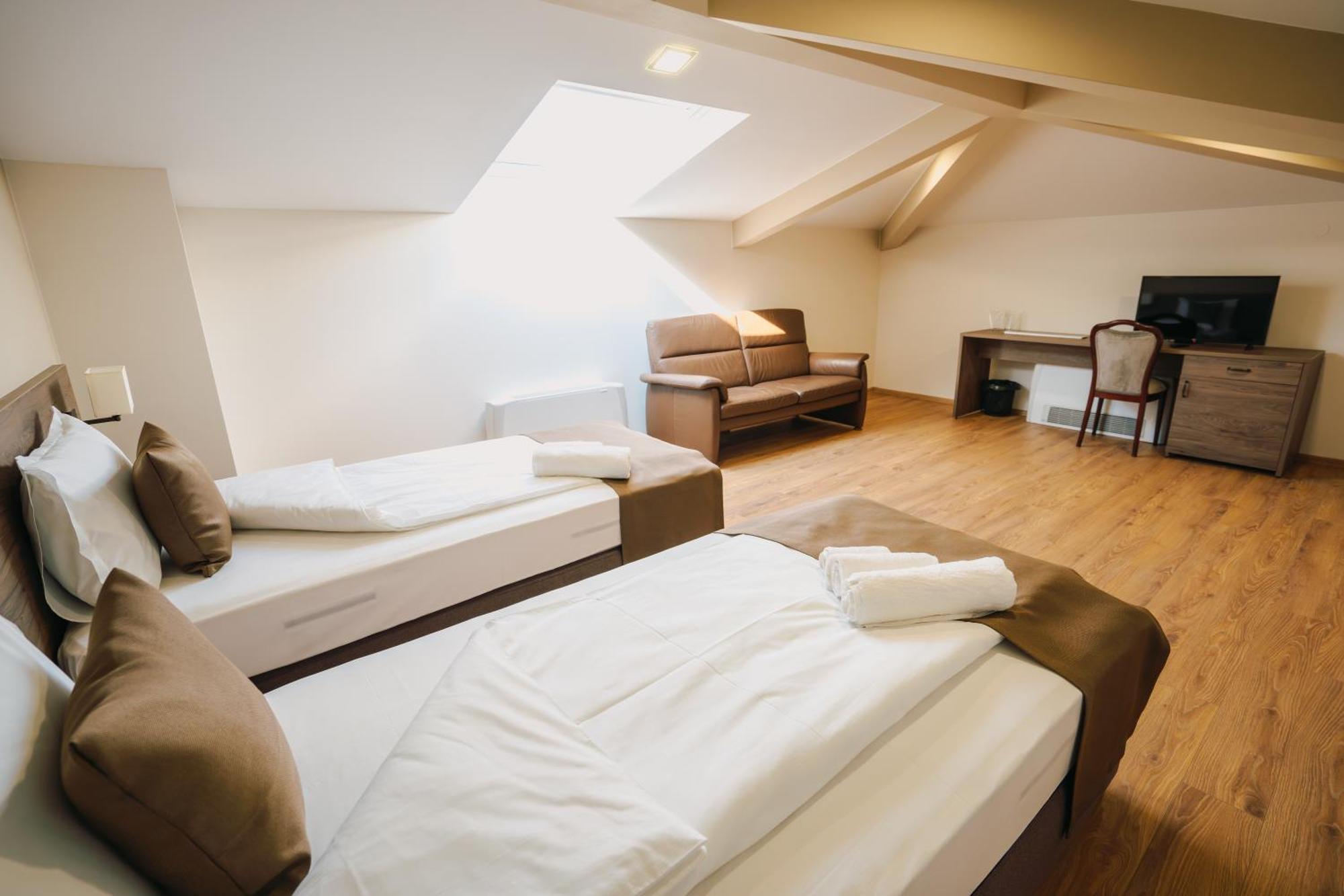 Хотел Театъръ Hotel Pleven ภายนอก รูปภาพ
