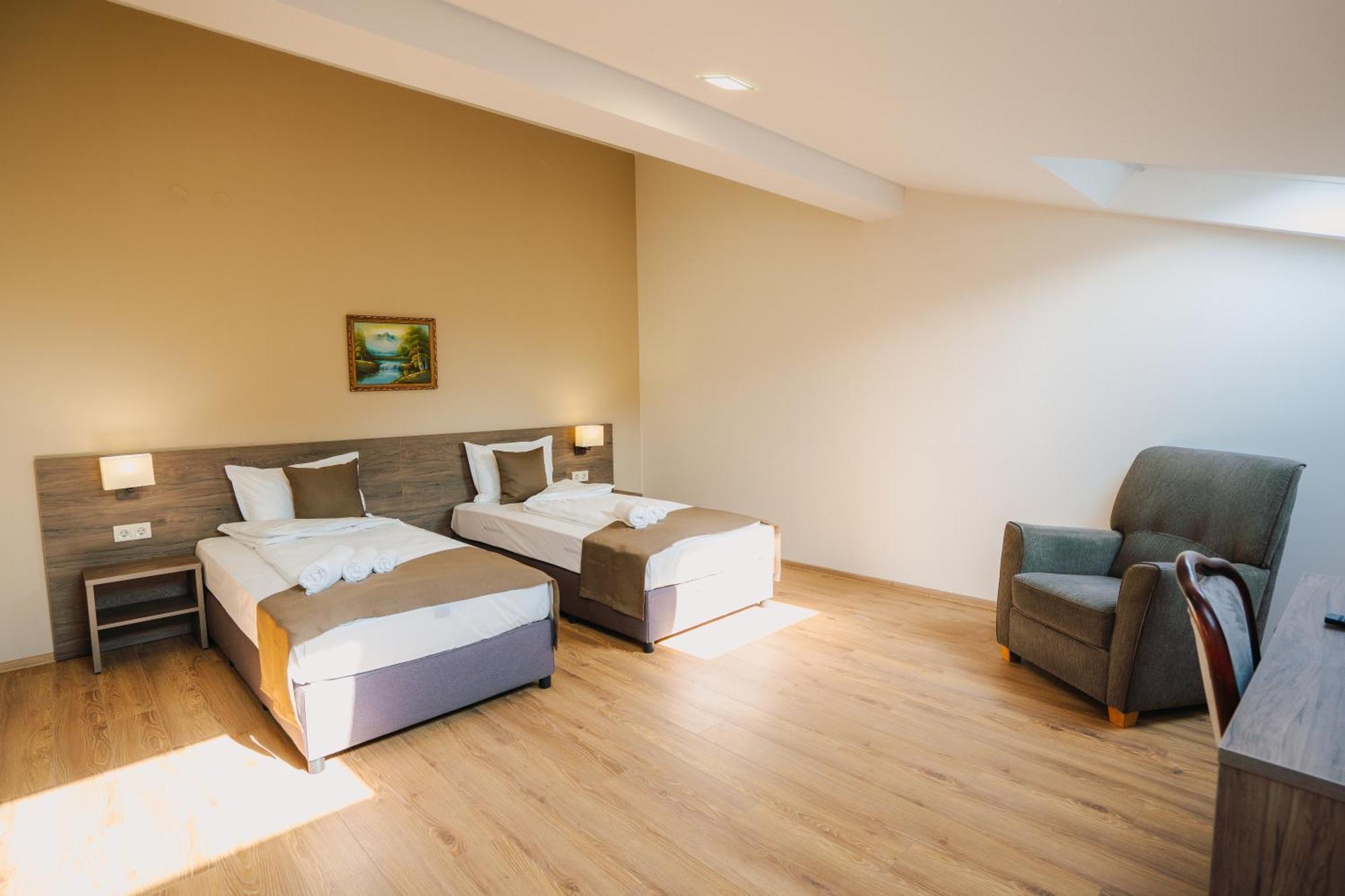 Хотел Театъръ Hotel Pleven ภายนอก รูปภาพ