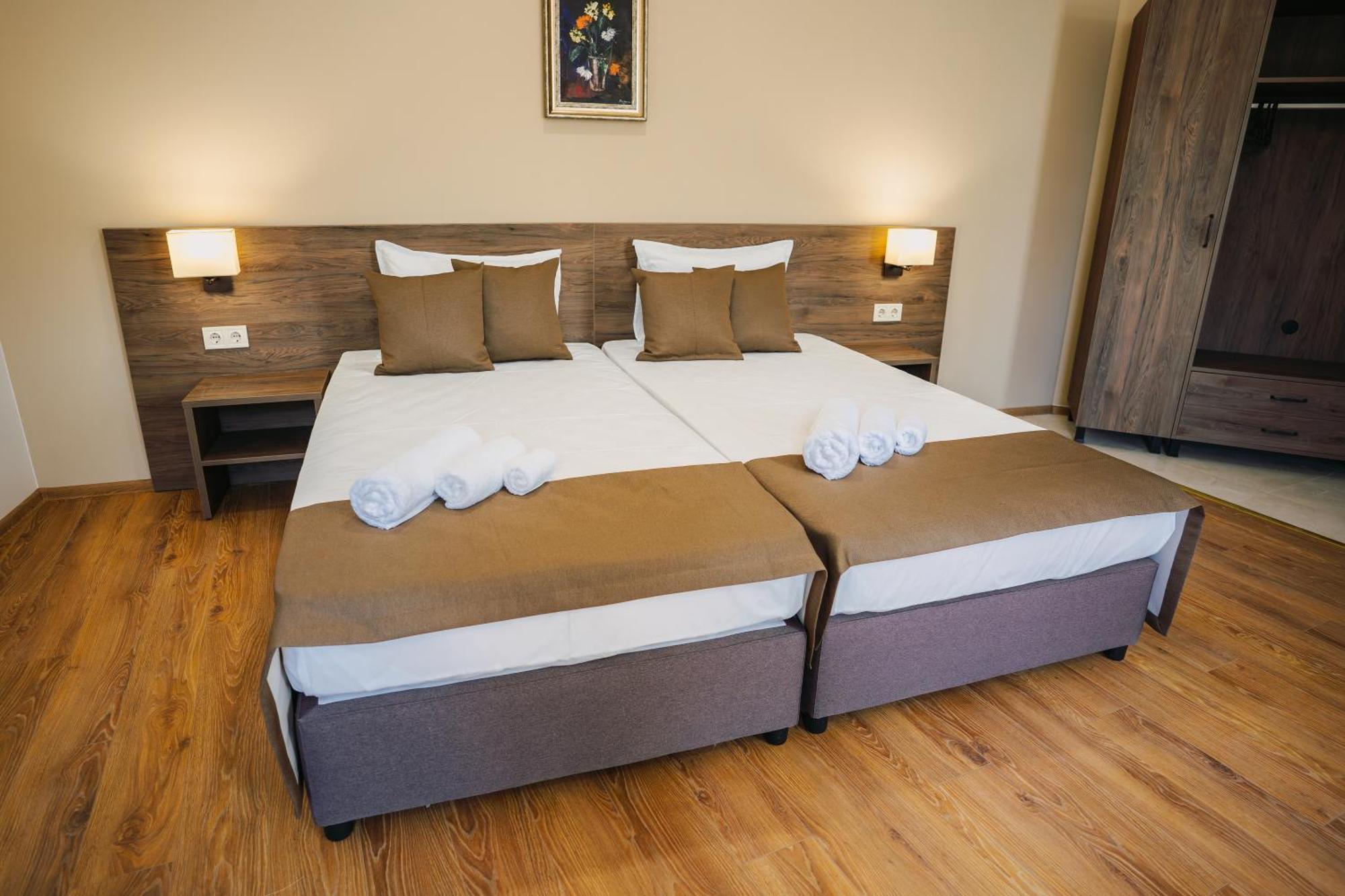 Хотел Театъръ Hotel Pleven ภายนอก รูปภาพ