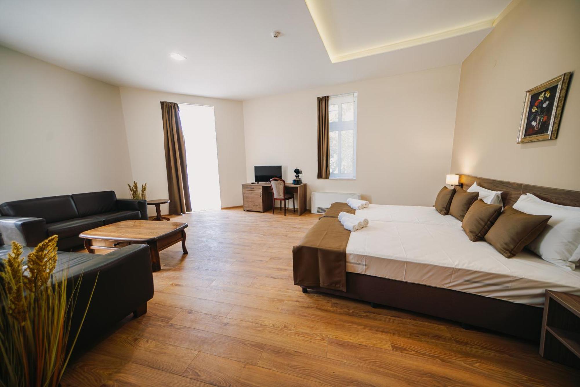 Хотел Театъръ Hotel Pleven ภายนอก รูปภาพ