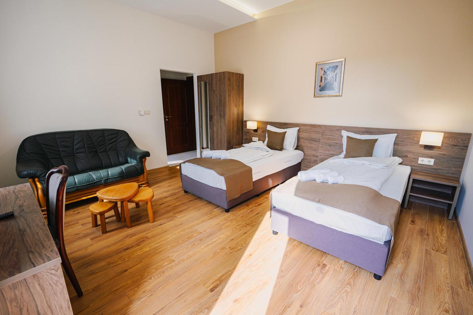 Хотел Театъръ Hotel Pleven ภายนอก รูปภาพ